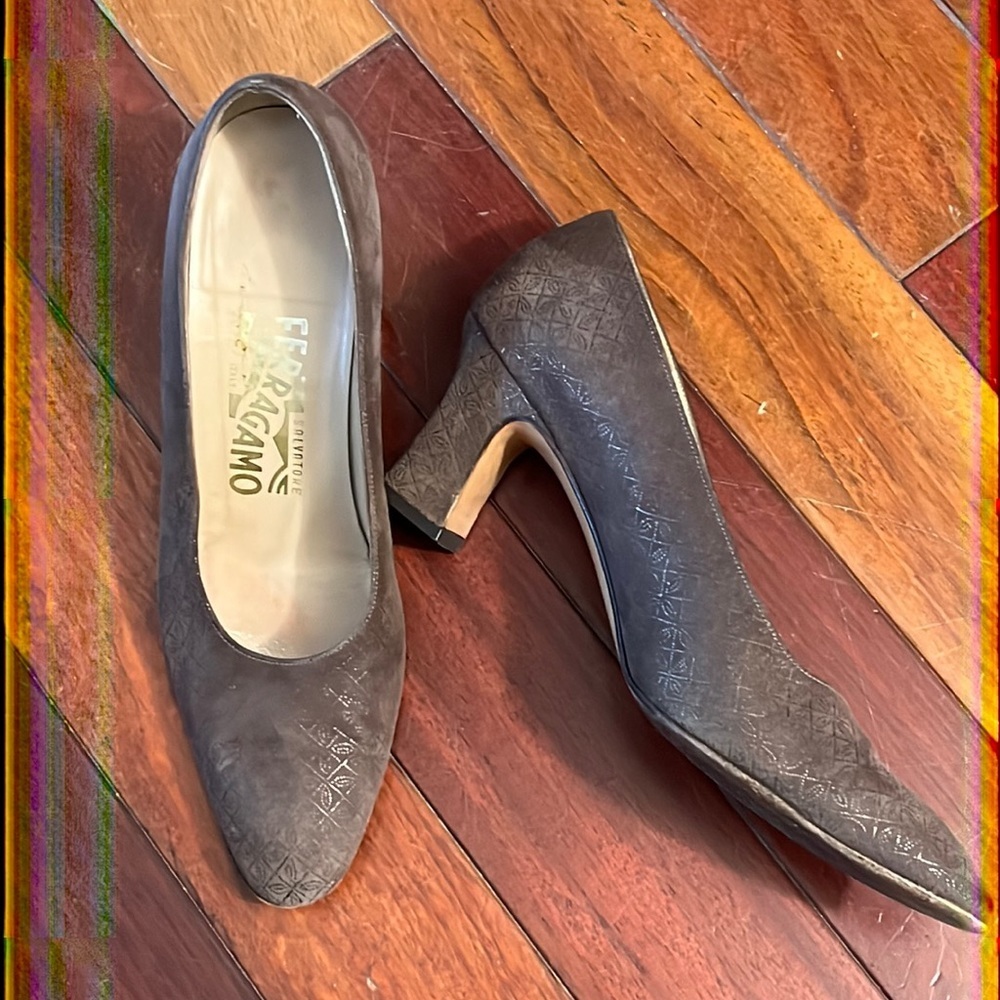 Genuine Ferragamo Pumps Size 6-1/2 B Light Brown Patterned Suede